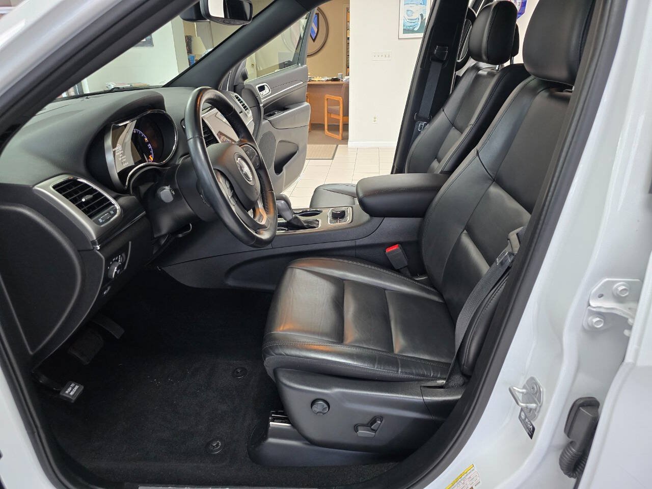 Used 2021 Jeep Grand Cherokee Limited w/ Premium Lighting Group AWD/4WD image 15