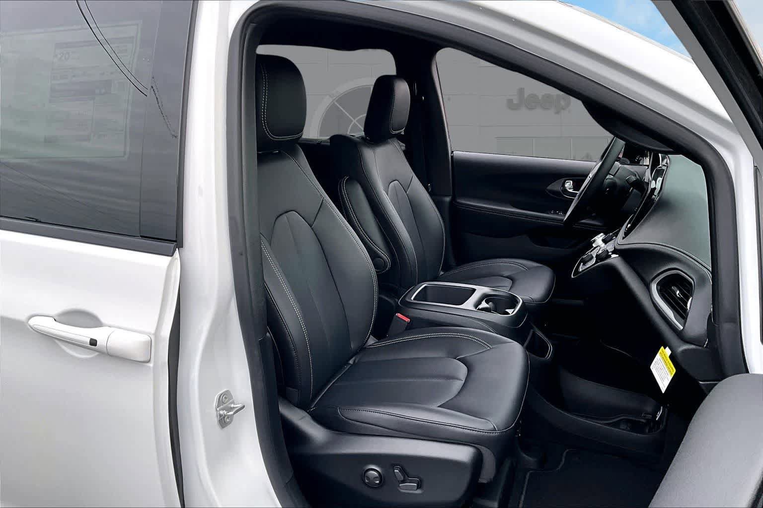 New 2026 Chrysler Pacifica Select AWD/4WD image 14