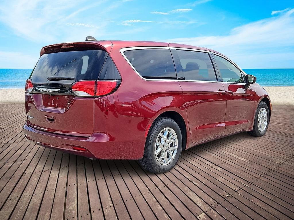 Used 2023 Chrysler Voyager LX FWD image 6
