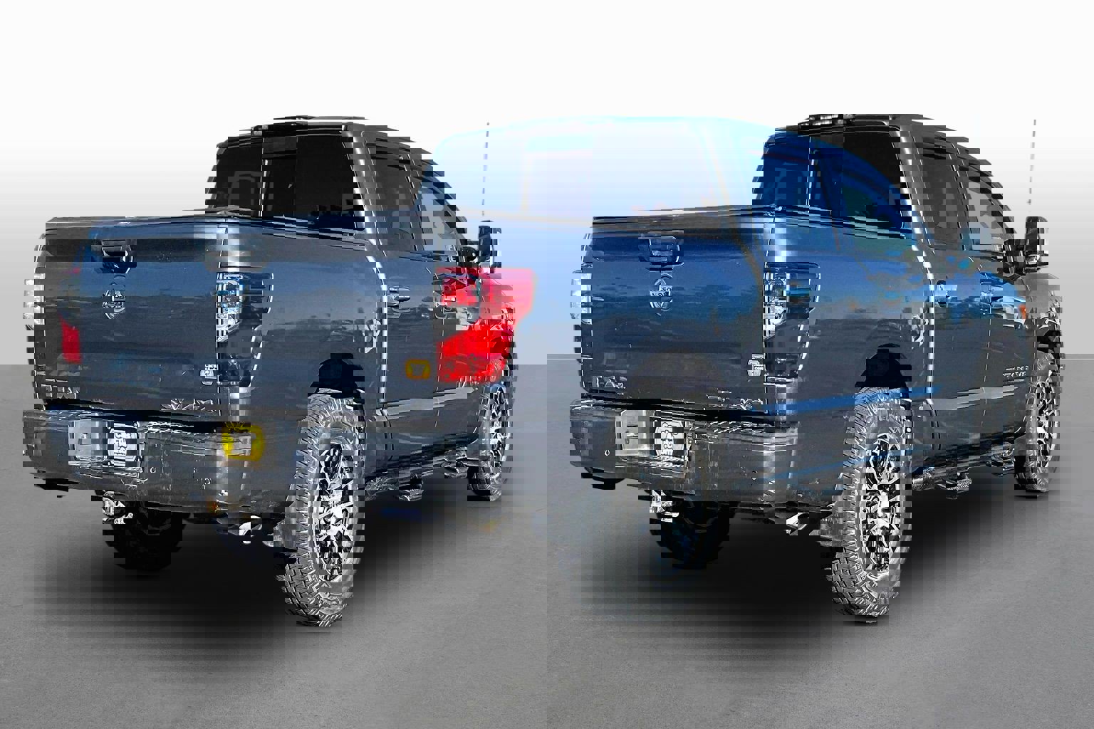 Used 2020 Nissan Titan SV w/ SV Convenience Package image 2