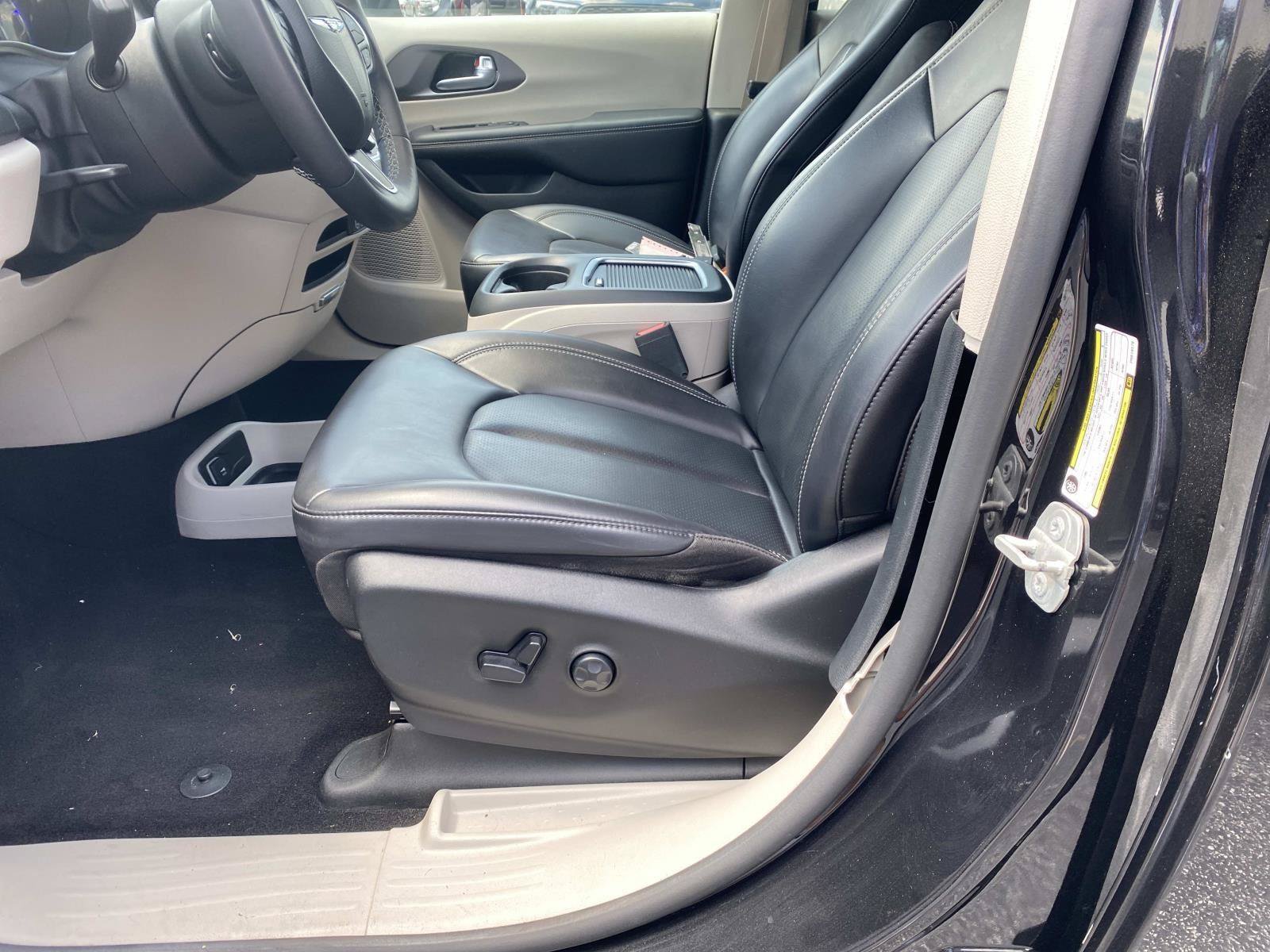 Used 2023 Chrysler Pacifica Touring-L FWD image 22