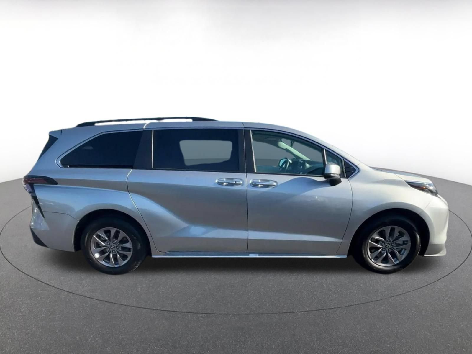 Used 2025 Toyota Sienna XLE FWD image 15