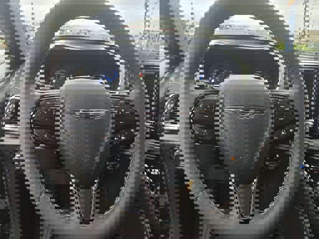 Used 2022 Chrysler Pacifica Limited w/ Uconnect Theater Family Group image 21