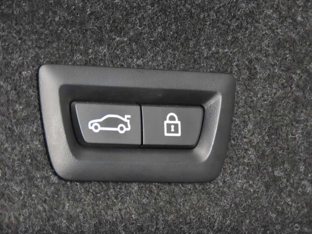 Used 2022 BMW 330i Sedan w/ Driving Assistance Package RWD image 43