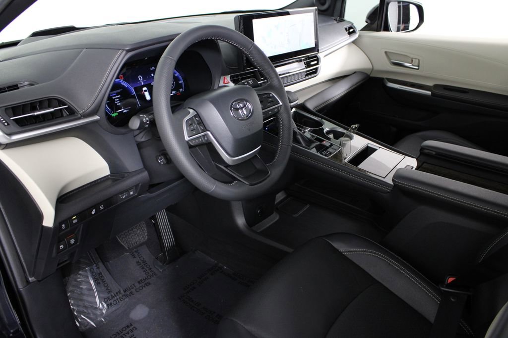 Used 2025 Toyota Sienna Platinum image 18