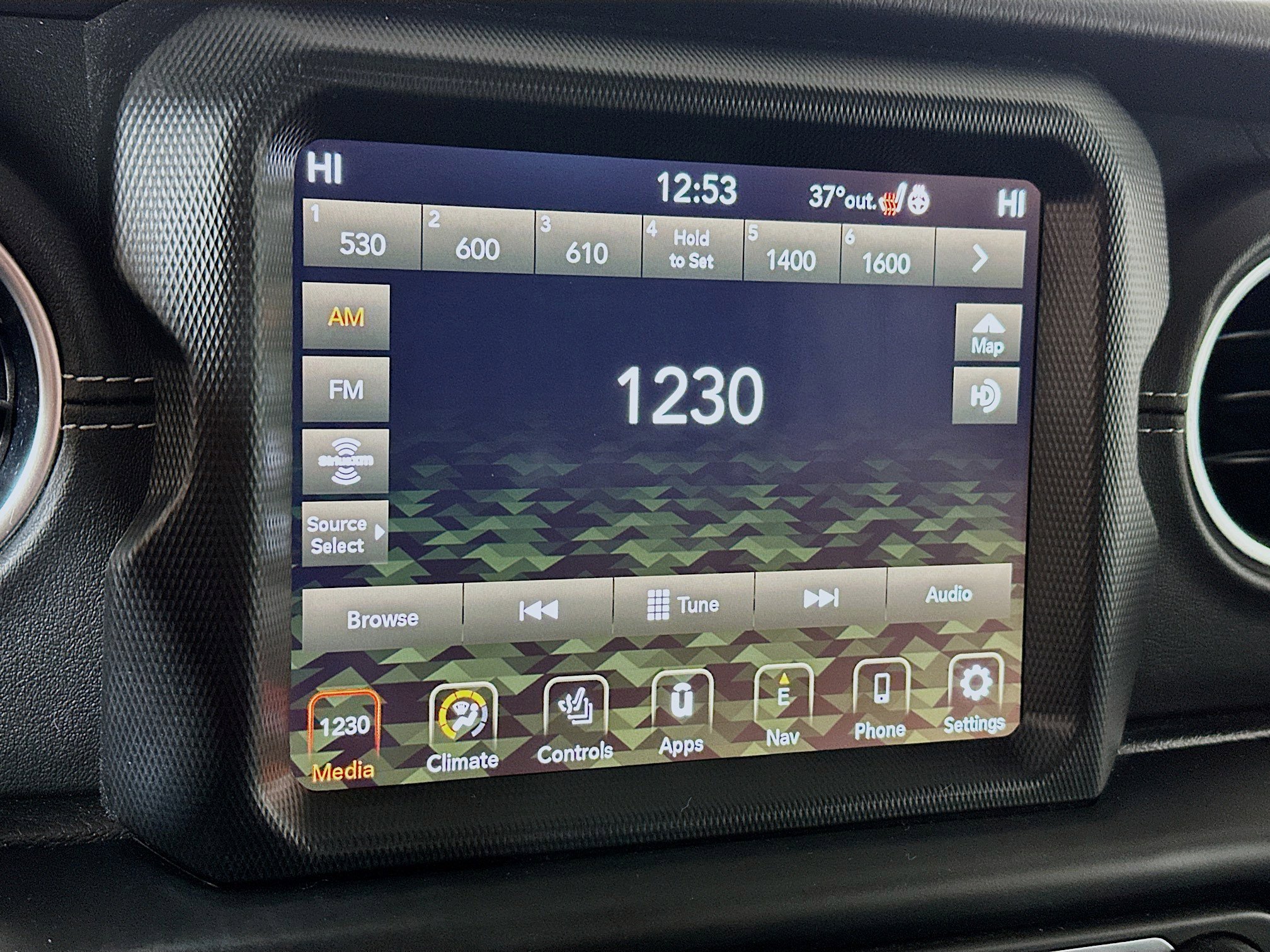 Used 2022 Jeep Wrangler Unlimited Sahara w/ Cold Weather Group AWD/4WD image 15