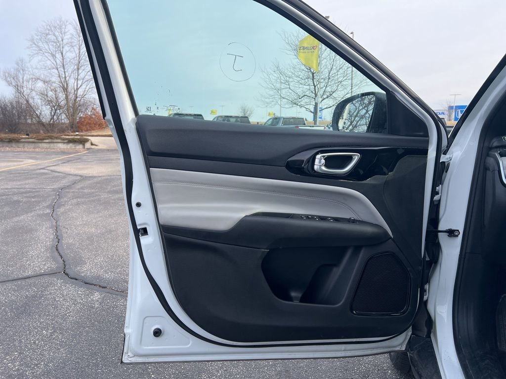 Used 2025 Jeep Compass Limited image 8