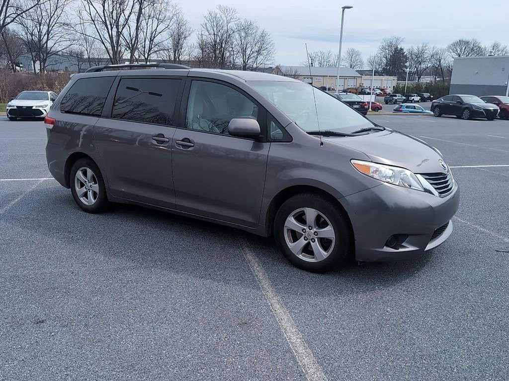 Used 2011 Toyota Sienna LE w/ Towing Pkg image 2