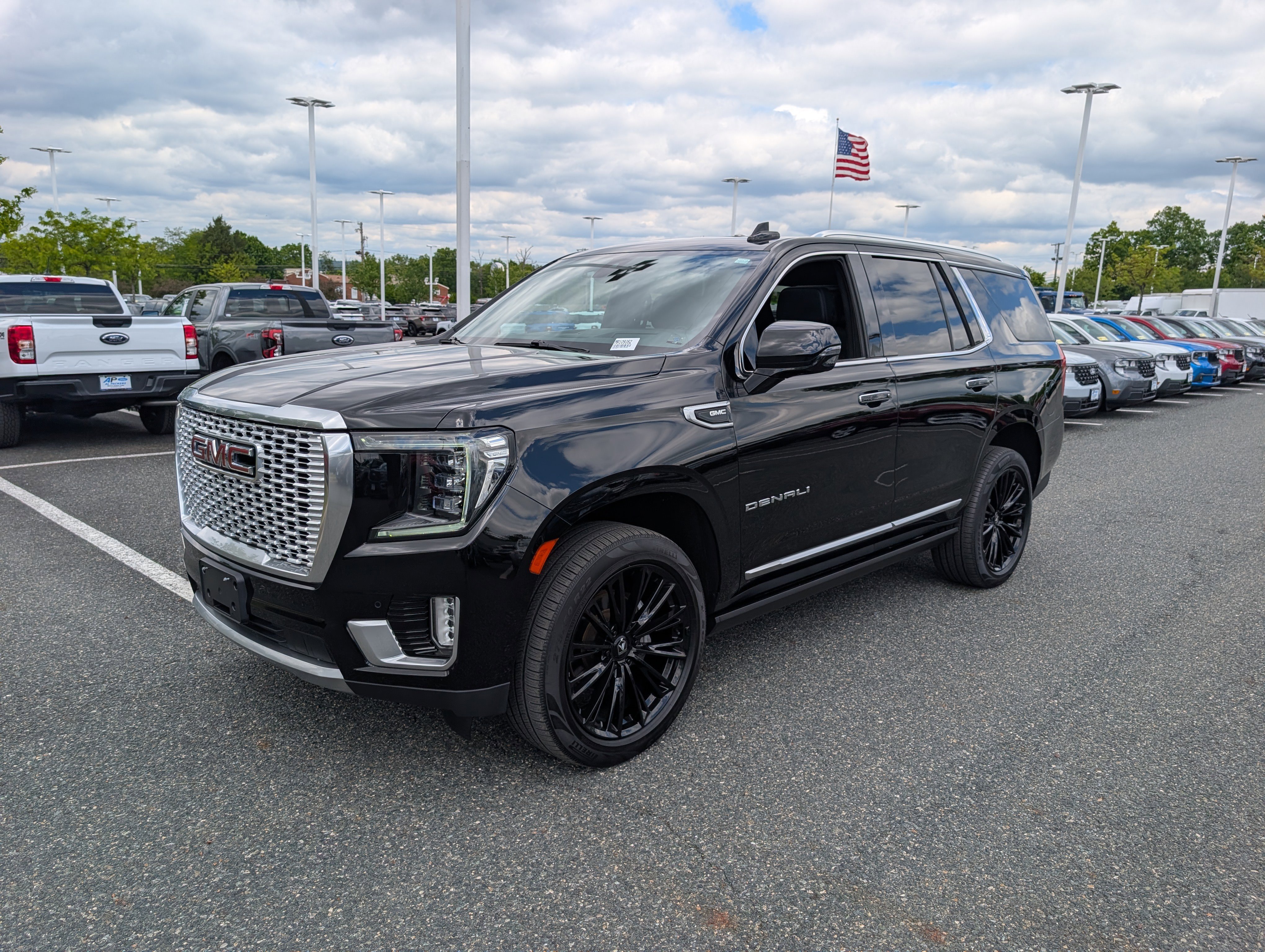 Used 2021 GMC Yukon Denali w/ Denali Premium Package AWD/4WD image 7
