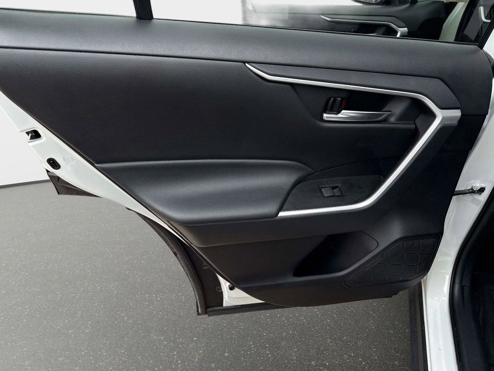 Used 2021 Toyota RAV4 XLE image 11