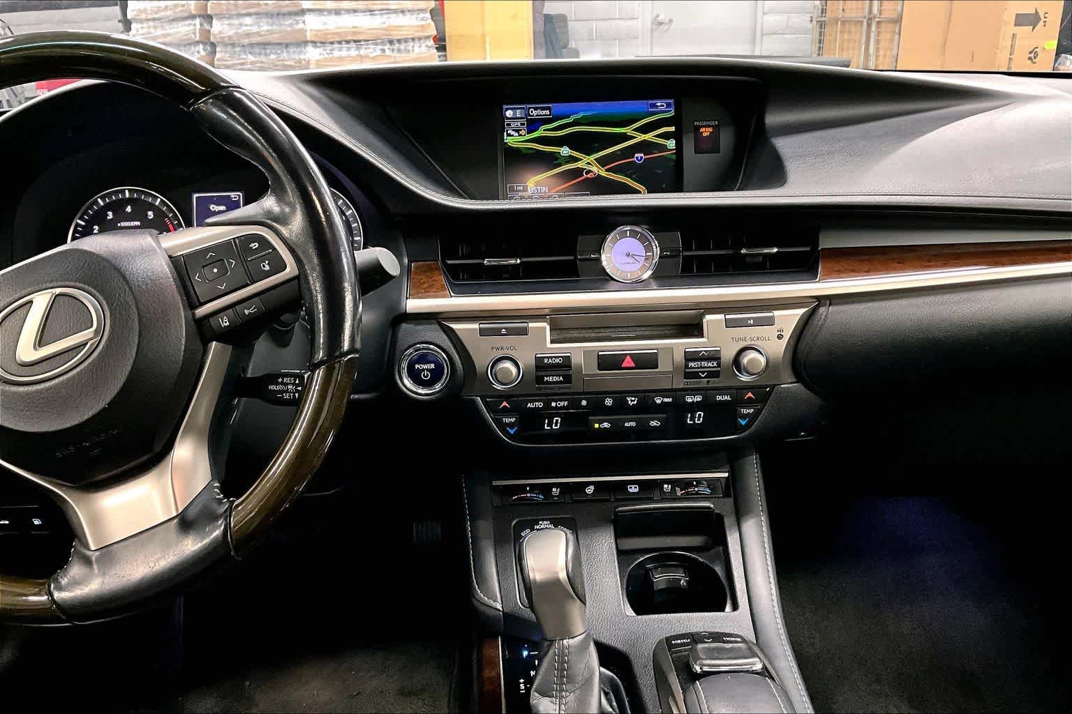 Used 2016 Lexus ES 300h w/ Luxury Package w/Wood Trim FWD image 6