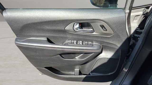 Used 2025 Chrysler Pacifica Select FWD image 17