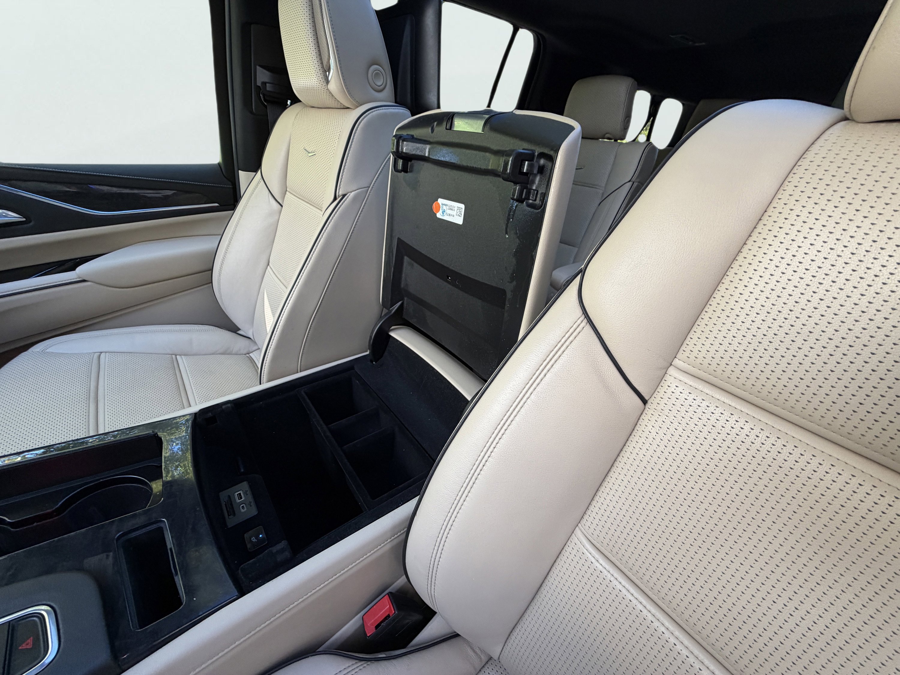 Used 2021 Cadillac Escalade ESV Premium Luxury w/ LPO, Illumination Package image 40