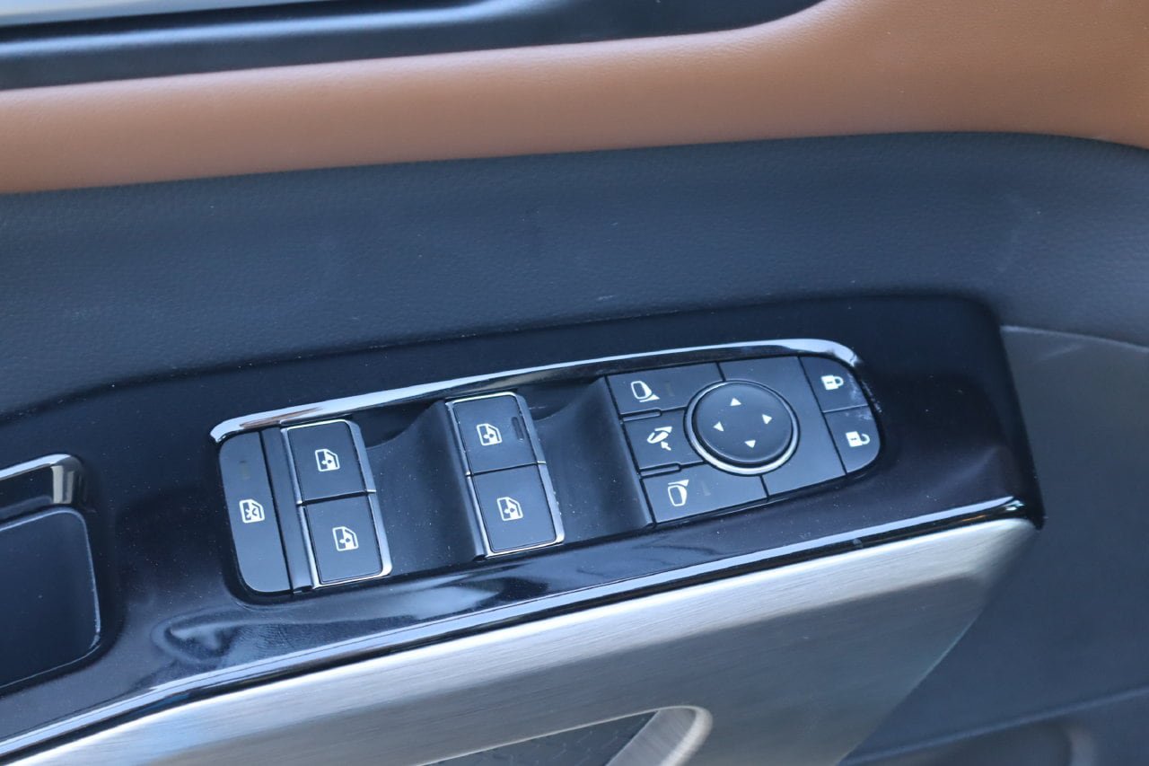 Used 2025 Nissan Pathfinder Platinum w/ Black Appearance Package FWD image 24