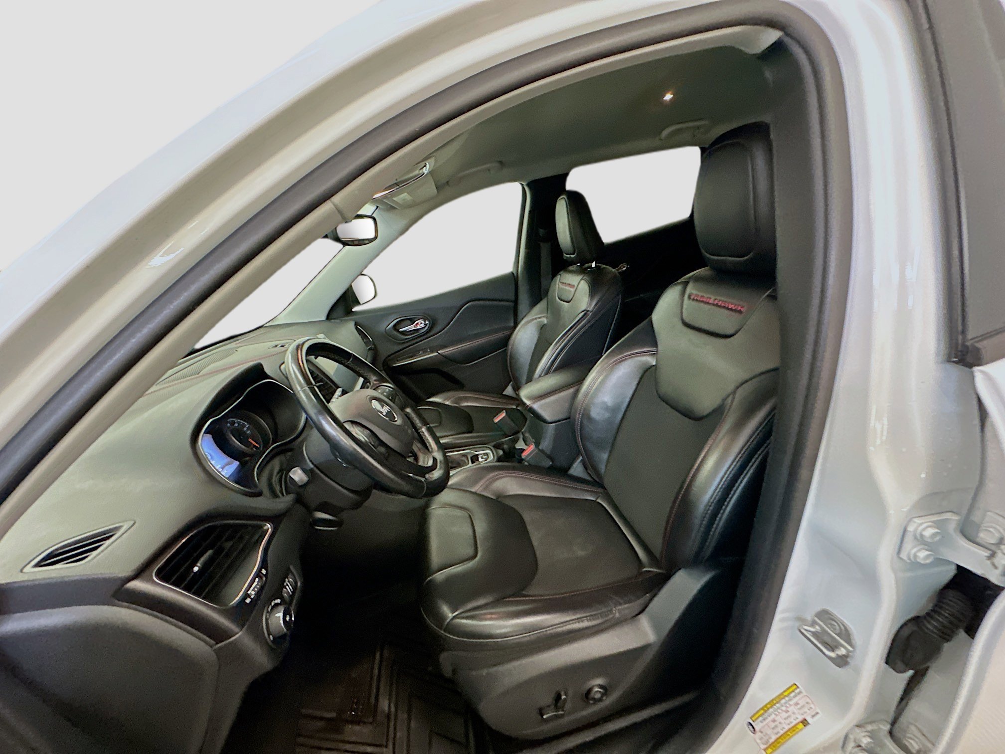 Used 2020 Jeep Cherokee Trailhawk w/ Cold Weather Group image 13