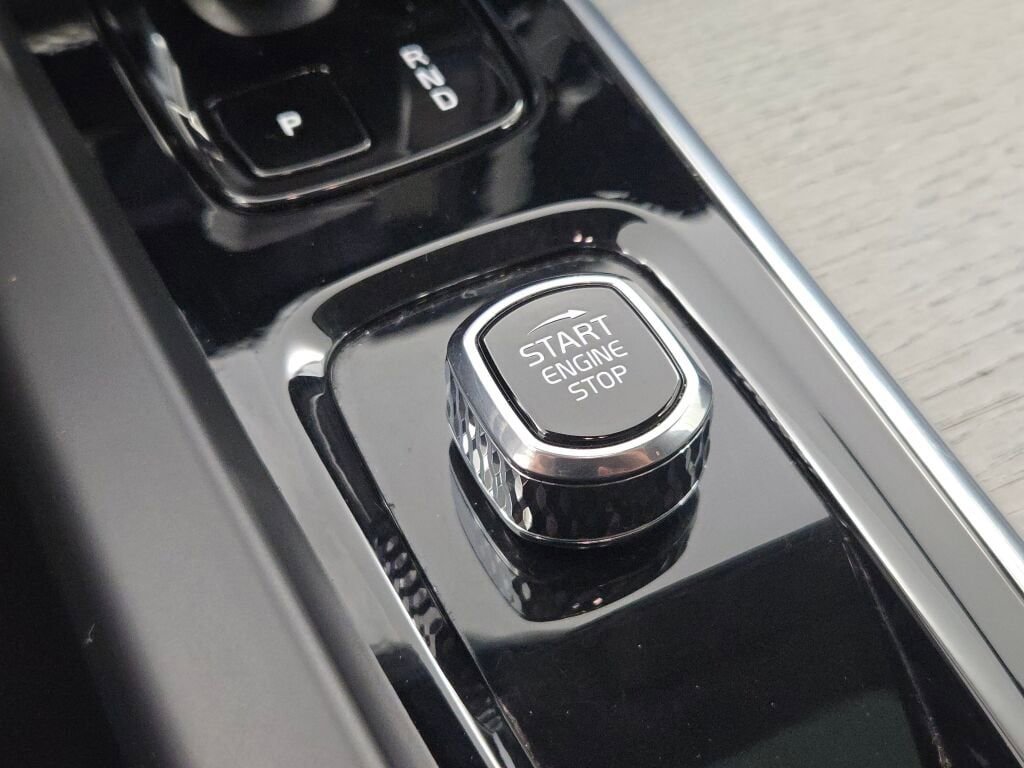 Used 2025 Volvo XC60 B5 Plus image 33