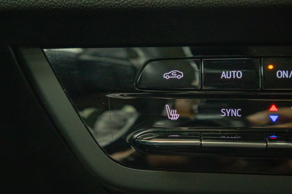Used 2023 Buick Envision Essence w/ Sport Touring Package AWD/4WD image 23