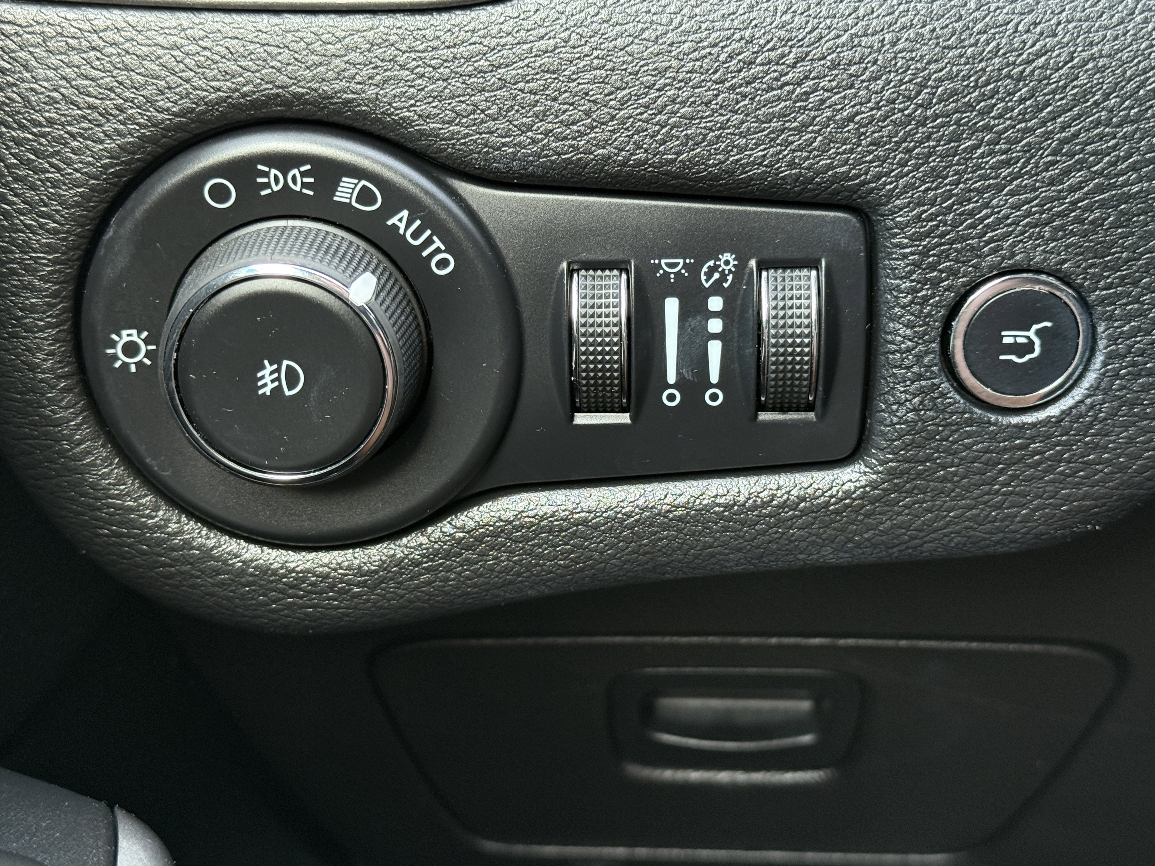 Used 2021 Jeep Cherokee Latitude Lux 80th Anniv w/ Quick Order Package 26U 80TH FWD image 23
