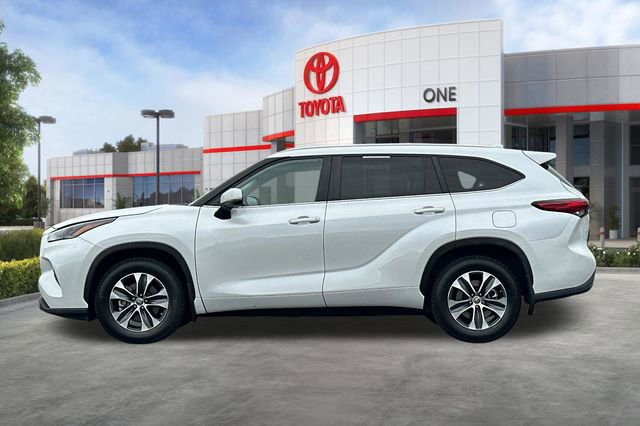 Used 2023 Toyota Highlander XLE AWD/4WD image 8