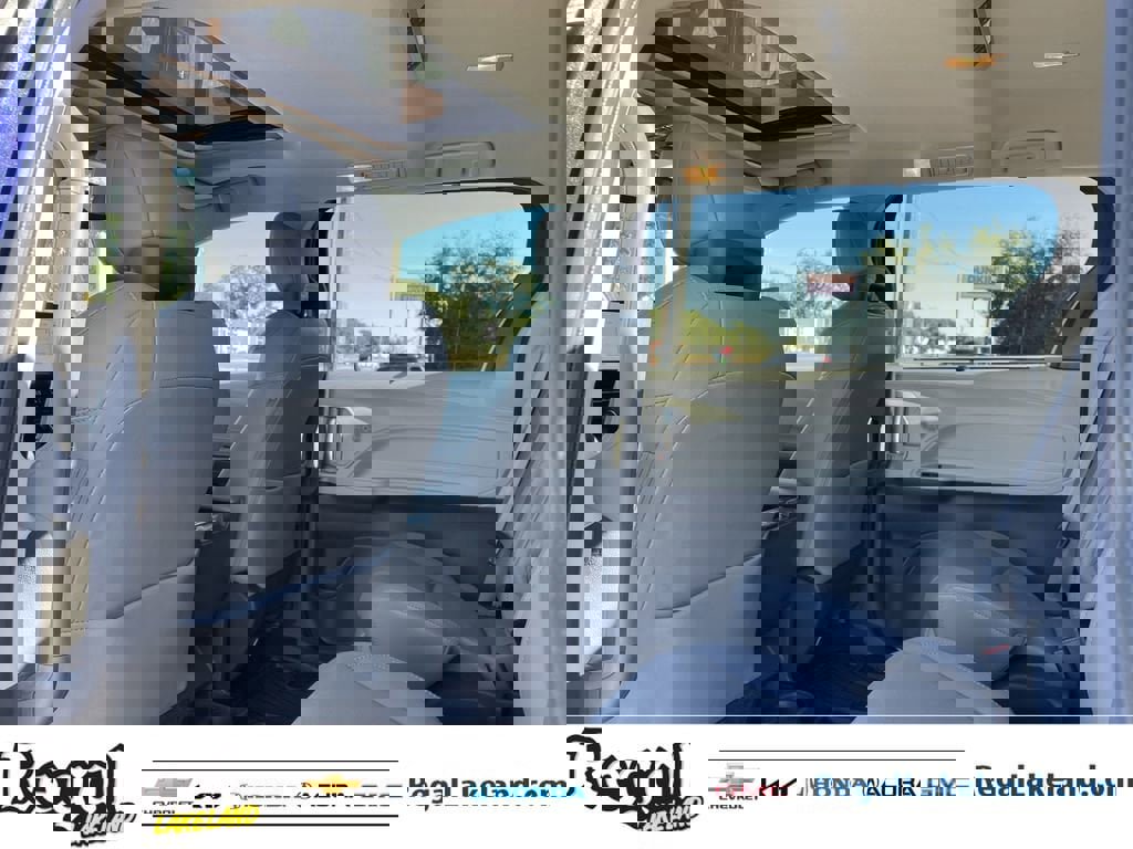 Used 2023 Toyota Sienna Limited image 17