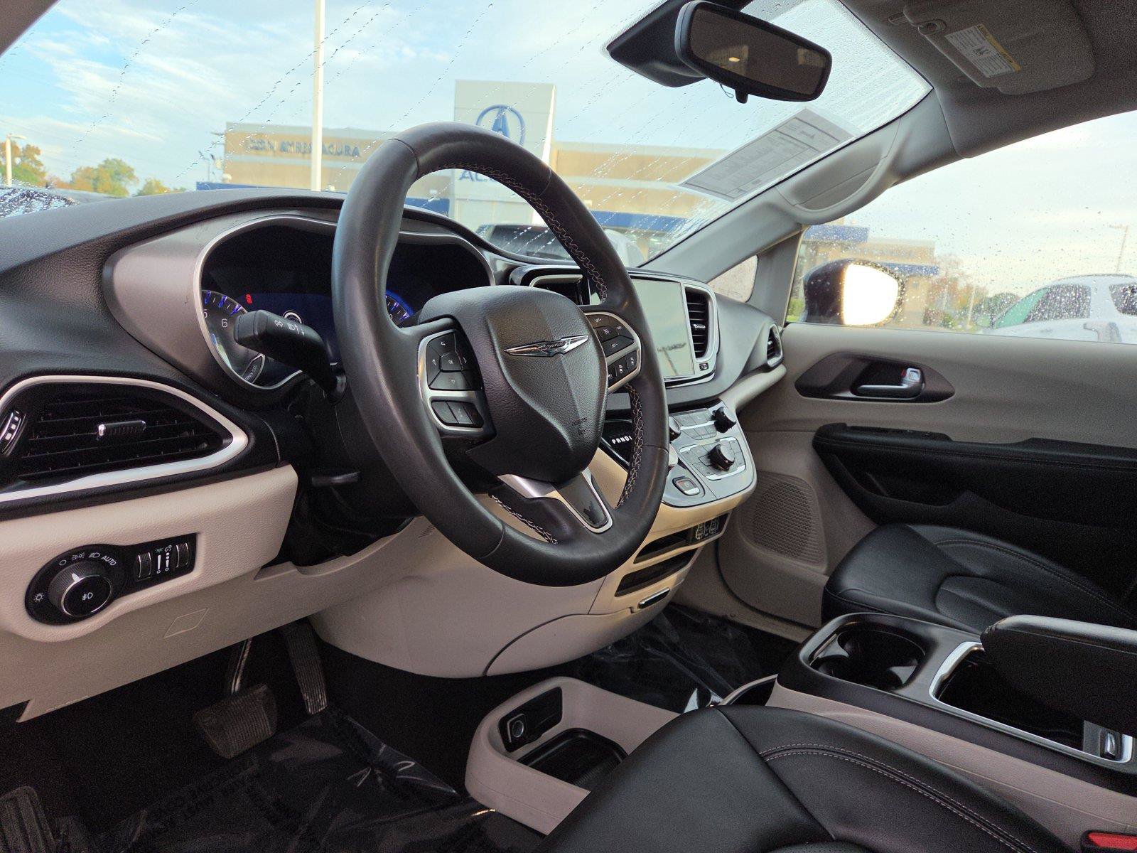 Used 2024 Chrysler Pacifica Touring-L FWD image 21