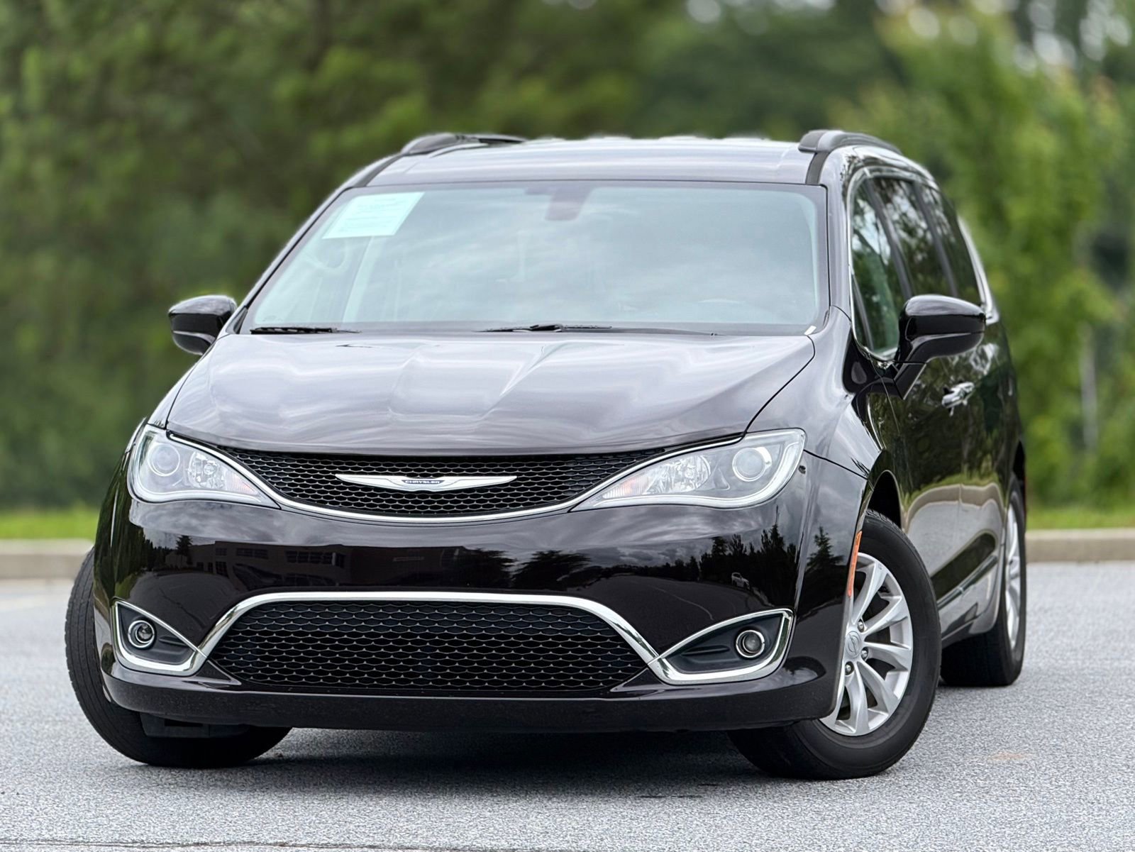 Used 2017 Chrysler Pacifica Touring-L FWD image 2