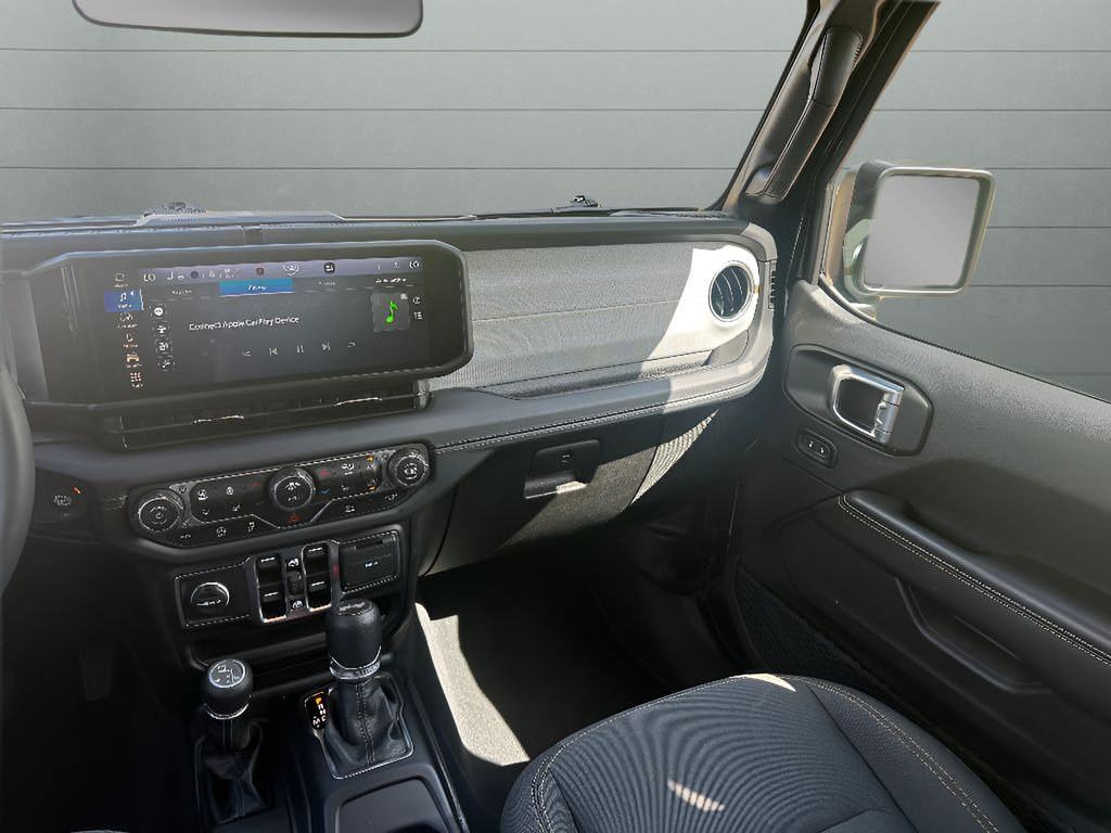 Used 2025 Jeep Wrangler Unlimited Sahara AWD/4WD image 17