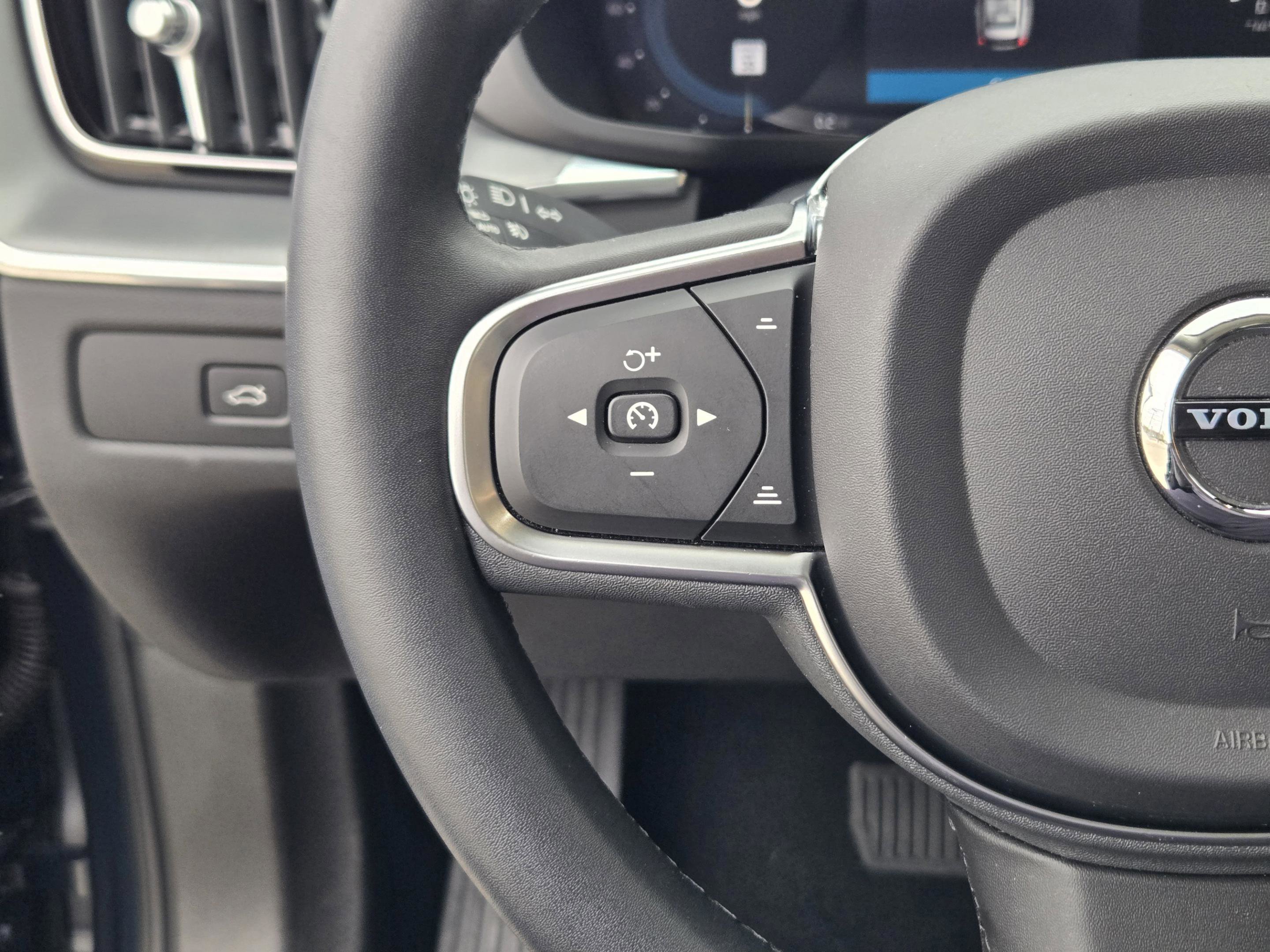 Used 2023 Volvo XC60 B5 Core w/ Climate Package image 38