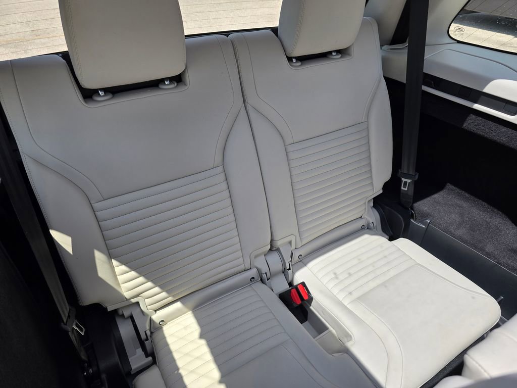 Used 2025 Land Rover Discovery S image 38
