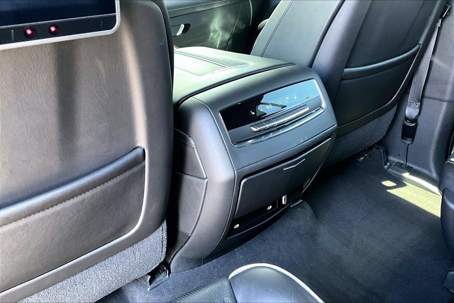 Used 2021 Cadillac Escalade Premium Luxury RWD image 31