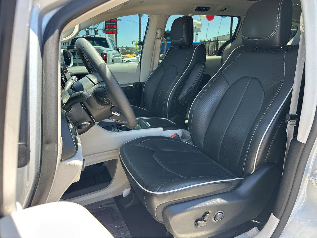 Used 2022 Chrysler Pacifica Limited image 8