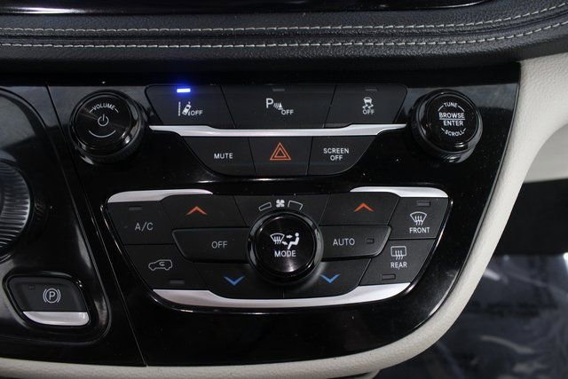 Used 2024 Chrysler Pacifica Select image 6