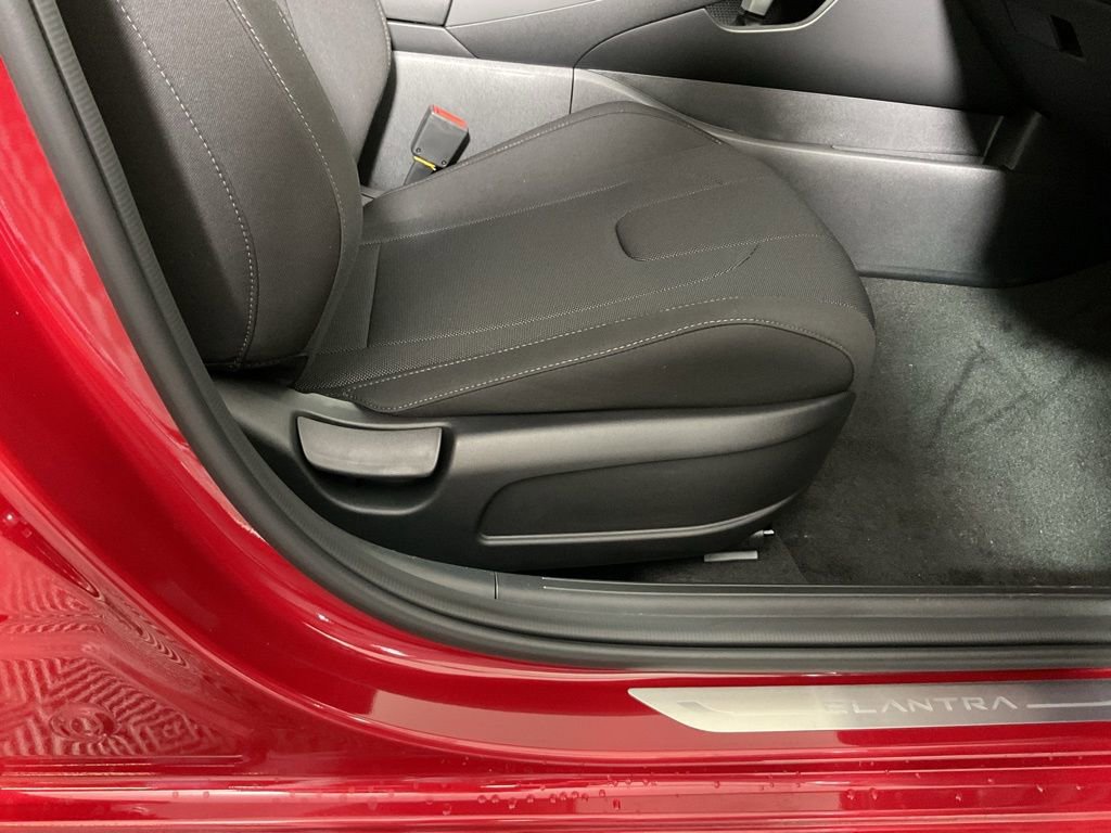 New 2025 Hyundai Elantra SE image 38