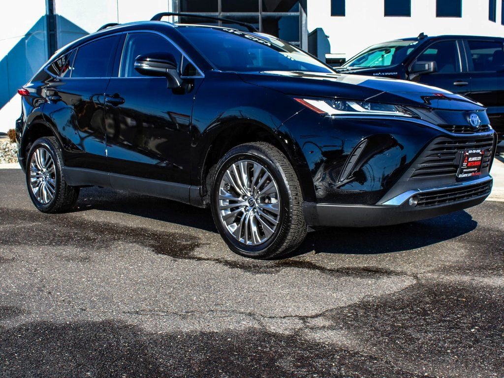 Used 2023 Toyota Venza XLE image 3