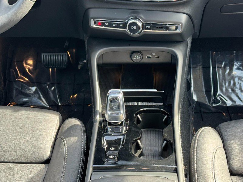 Certified 2023 Volvo XC40 B5 Ultimate w/ Protection Package Premier image 15