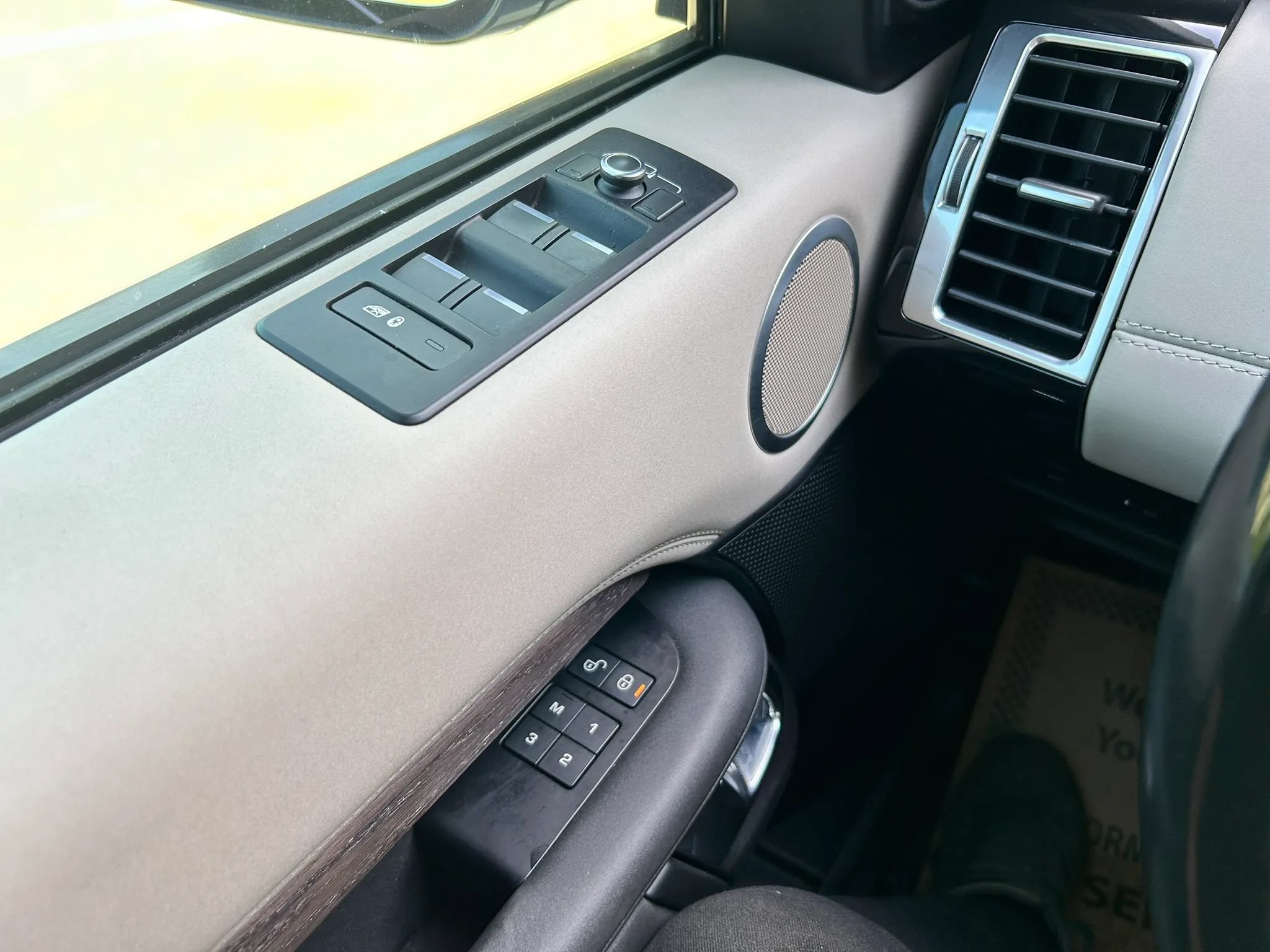 Used 2018 Land Rover Discovery HSE AWD/4WD image 20