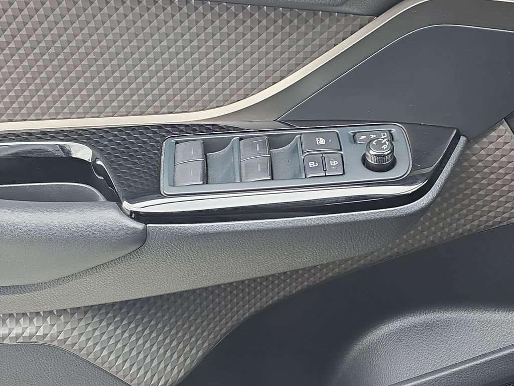 Used 2022 Toyota C-HR Limited FWD image 29