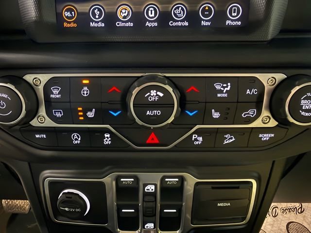 Used 2018 Jeep Wrangler Unlimited Sahara w/ Uconnect 4C Nav & Sound Group image 16