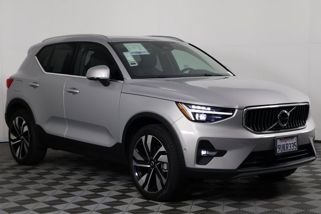Used 2025 Volvo XC40 B5 Ultra w/ Climate Package image 3