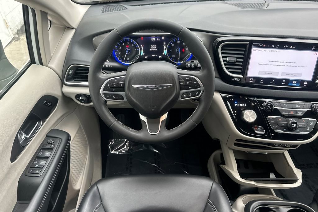 Used 2023 Chrysler Pacifica Touring-L image 14