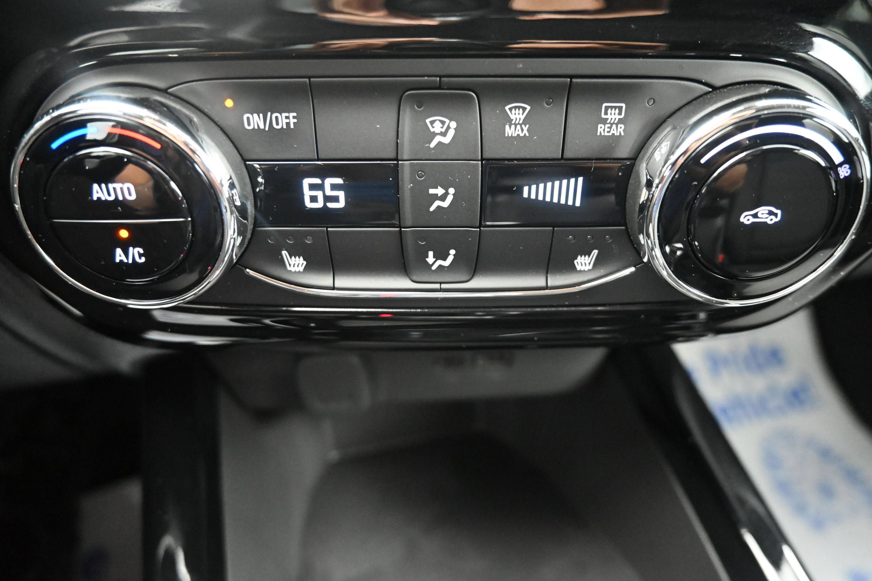 Used 2025 Chevrolet Trax LT w/ LT Convenience Package FWD image 16