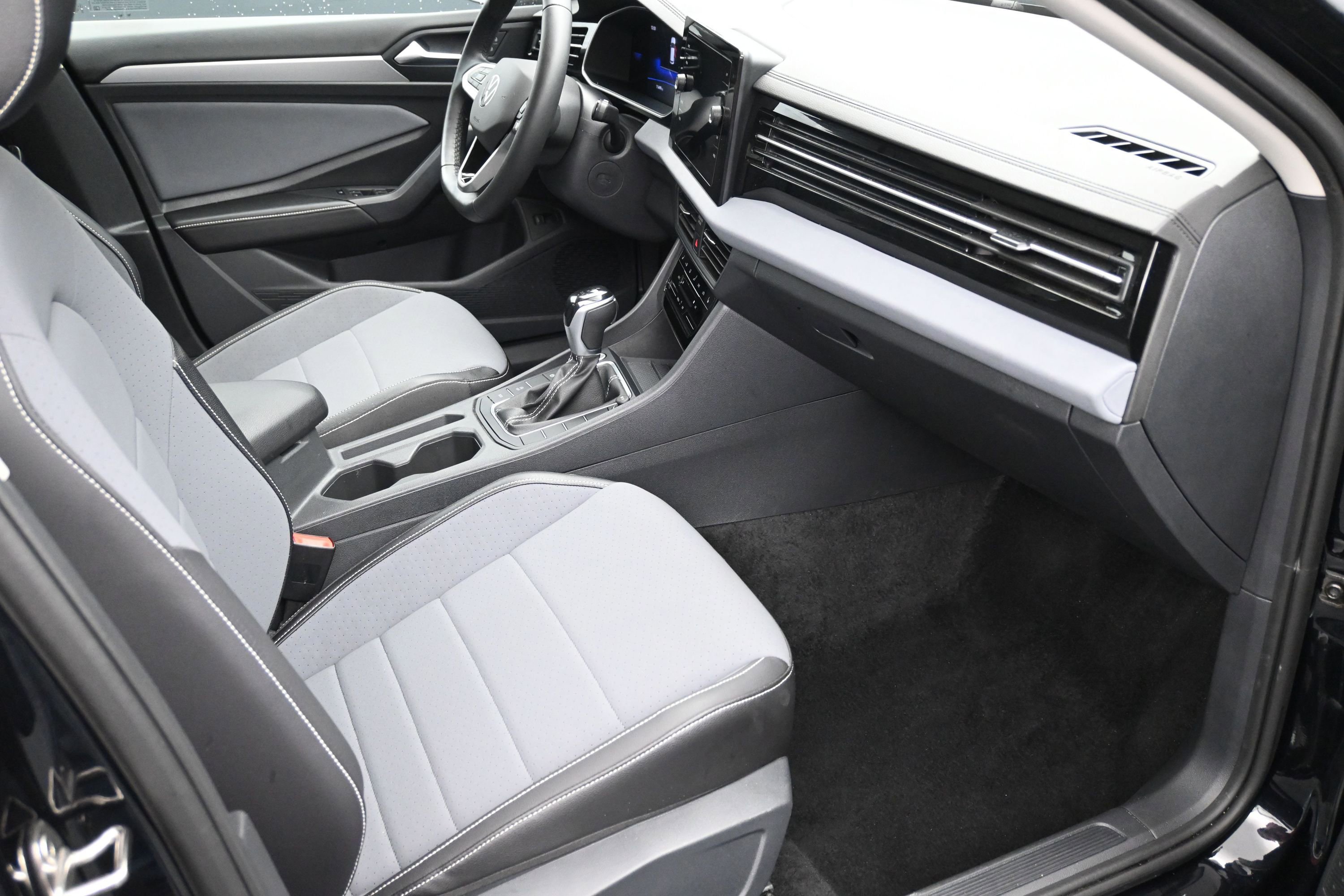 Used 2026 Volkswagen Jetta SE FWD image 11
