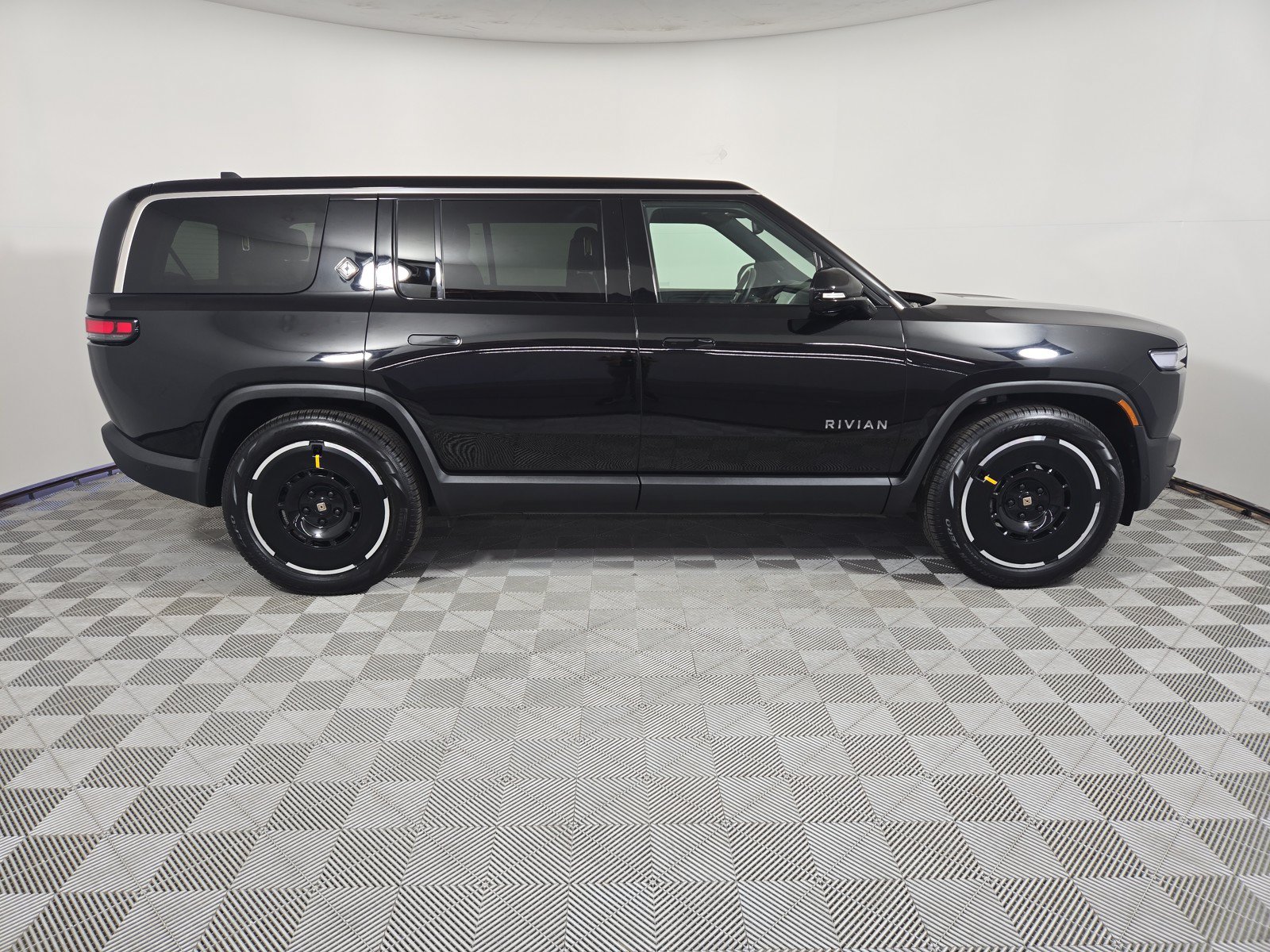 Used 2025 Rivian R1S Adventure AWD/4WD image 6