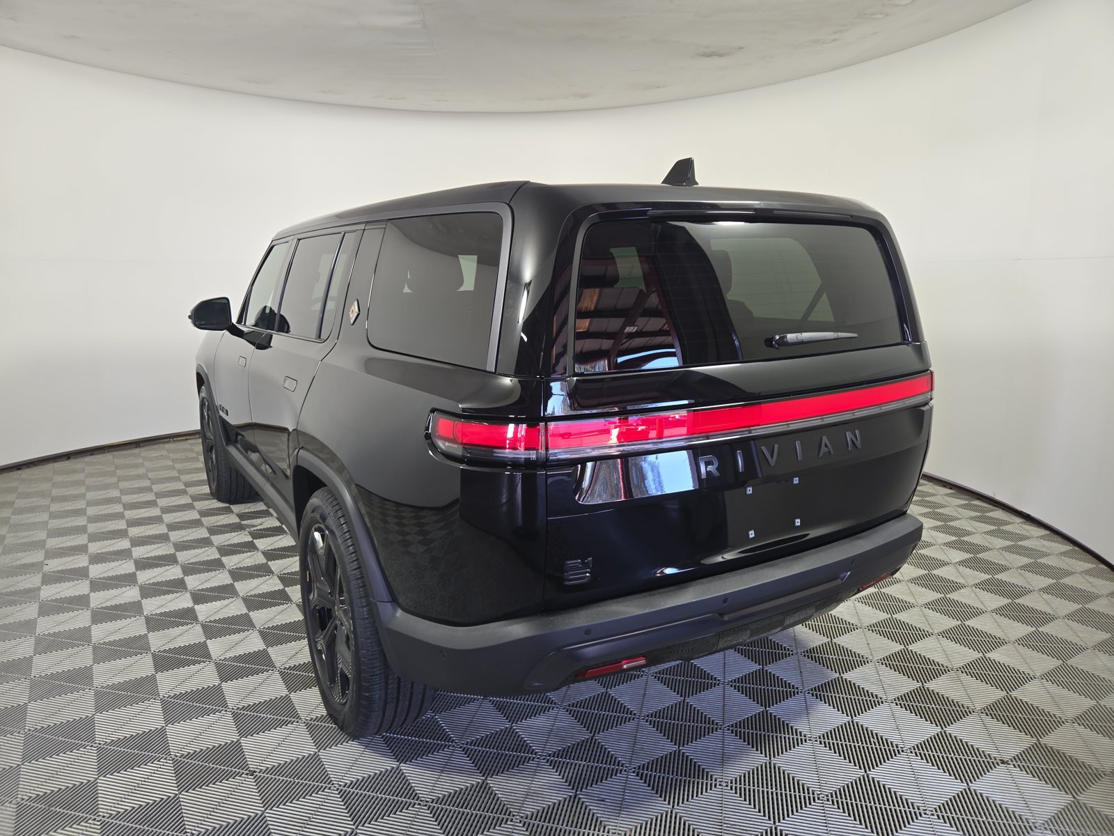Used 2025 Rivian R1S Adventure Dual AWD/4WD image 3