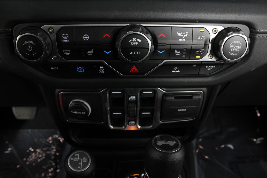 Used 2025 Jeep Wrangler Unlimited Sahara AWD/4WD image 5