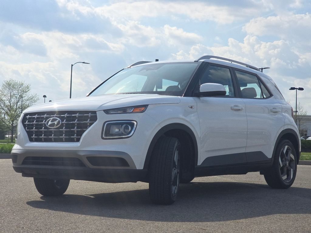 Used 2025 Hyundai Venue SEL FWD image 11