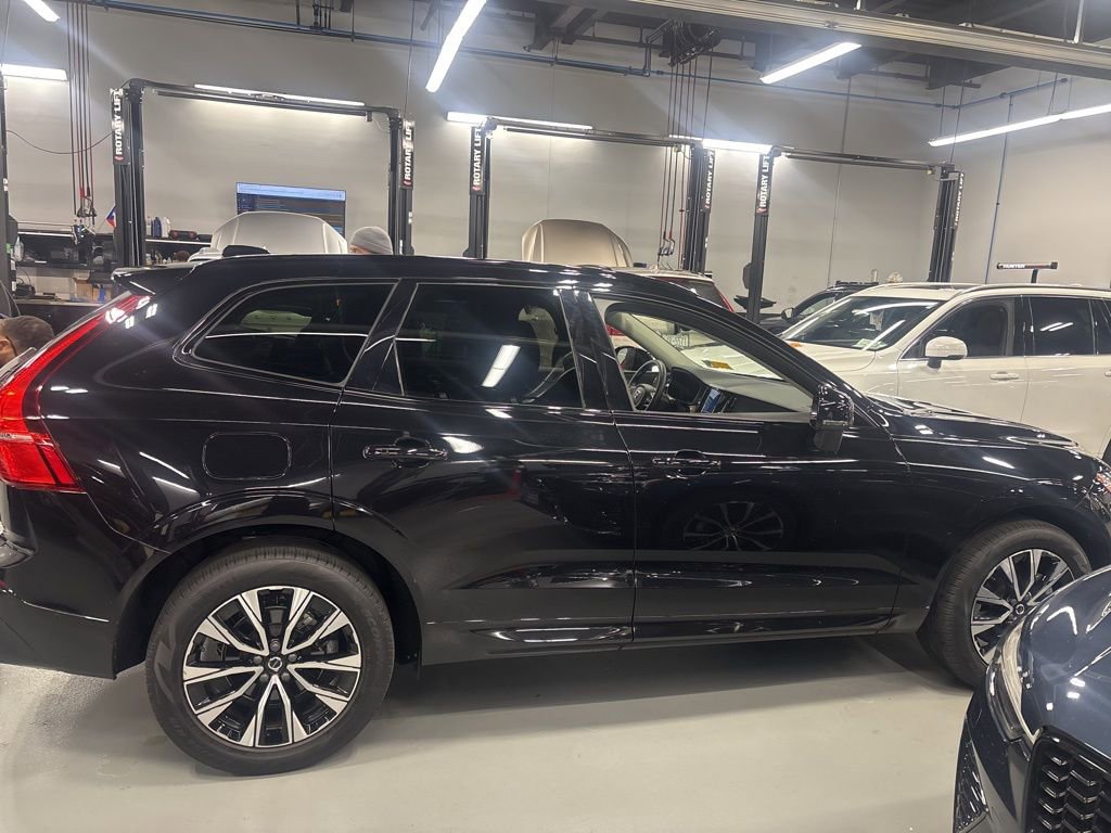 Used 2024 Volvo XC60 B5 Plus w/ Protection Package Premier image 3