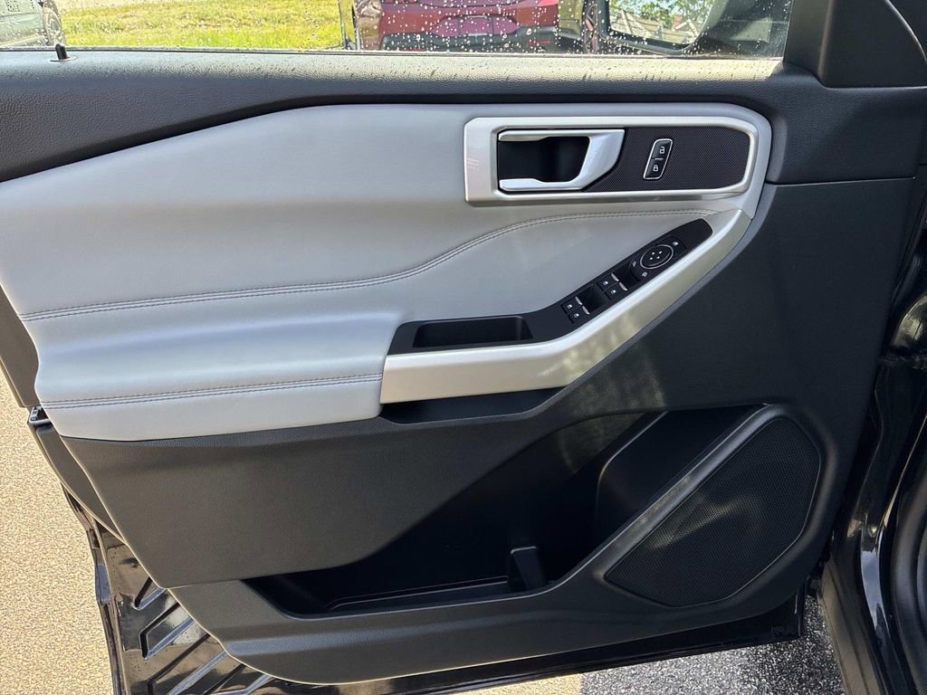 Used 2023 Ford Explorer XLT w/ Equipment Group 202A AWD/4WD image 21