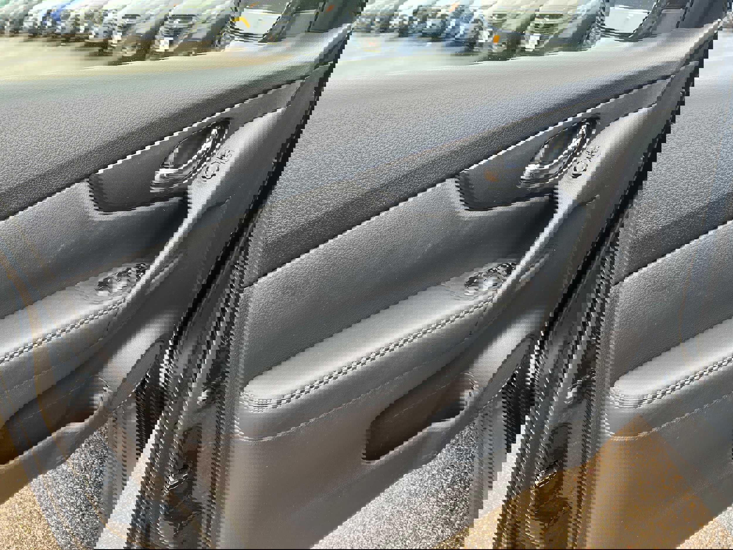 Used 2017 Nissan Rogue SV w/ SV Premium Package image 16