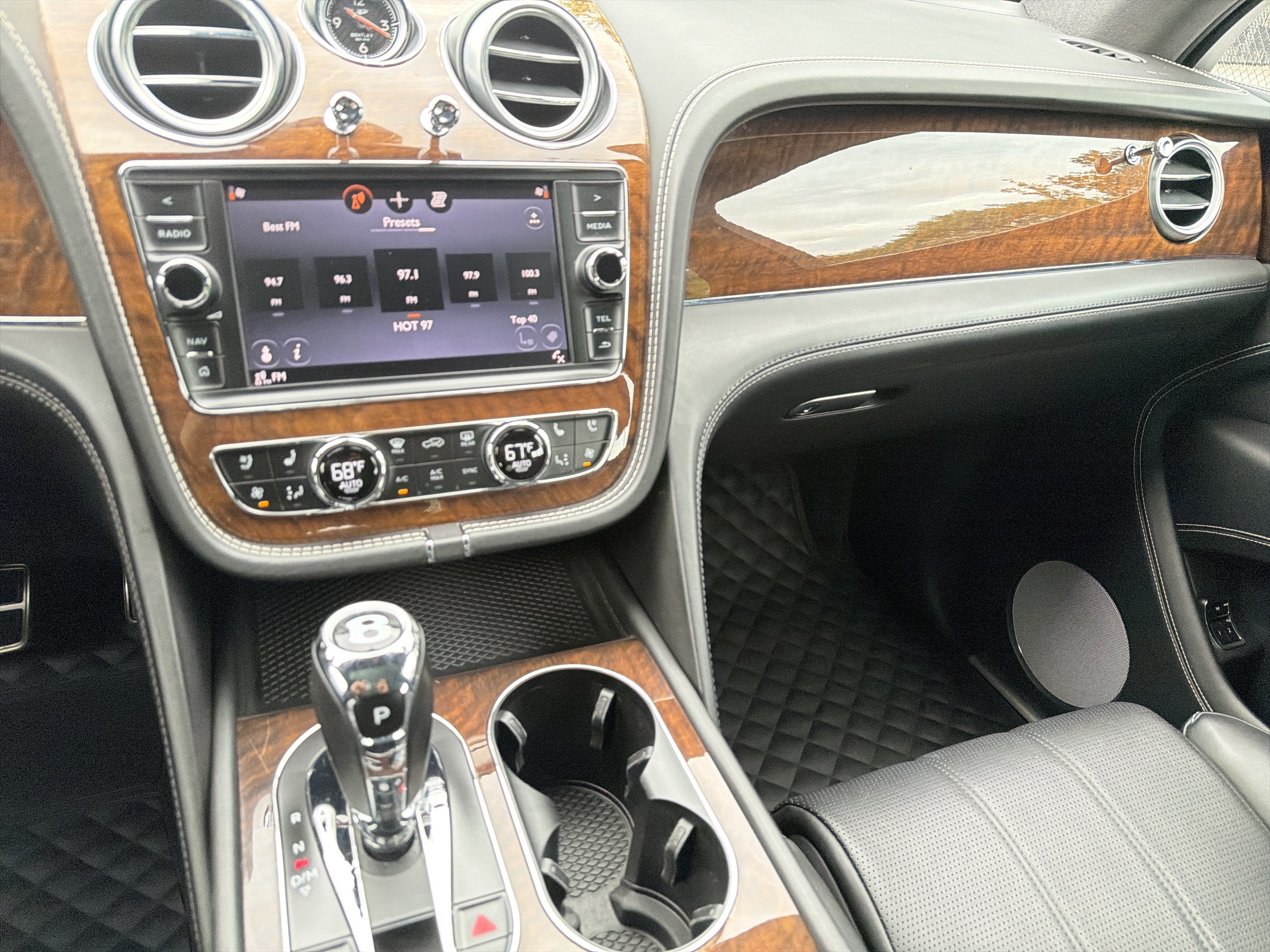 Used 2018 Bentley Bentayga AWD/4WD image 22
